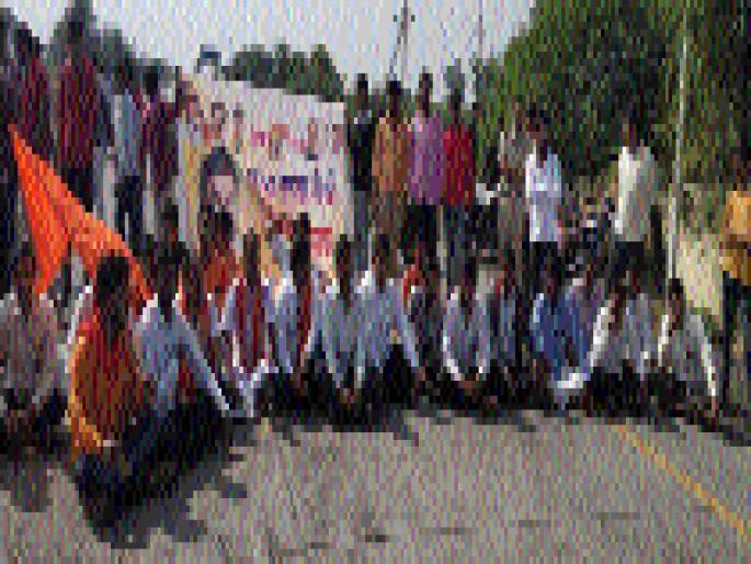 Stop the way by Shivsena at Cage | केज येथे शिवसेनेतर्फे रास्ता रोको Stop the way by Shivsena at Cage | केज येथे शिवसेनेतर्फे रास्ता रोको