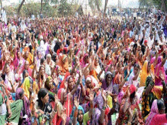 Unique movement by the Nationalist Youth Congress in Parli | परळीत राष्ट्रवादी युवा काँग्रेसतर्फे अनोखे आंदोलन Unique movement by the Nationalist Youth Congress in Parli | परळीत राष्ट्रवादी युवा काँग्रेसतर्फे अनोखे आंदोलन