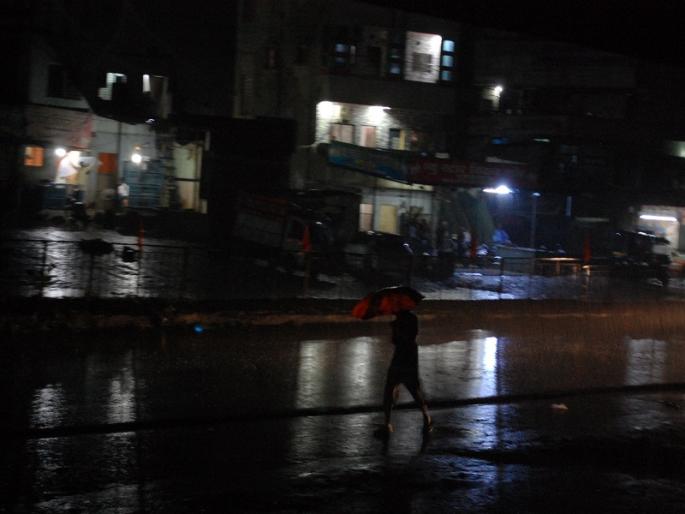 Heavy rain in the sandy metropolis | वाळूज महानगरात जोरदार पाऊस Heavy rain in the sandy metropolis | वाळूज महानगरात जोरदार पाऊस