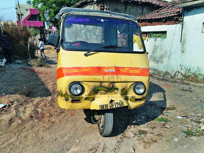 Auto rickshaw loosed control; baby girl died in Nagpur district | नागपूर जिल्ह्यात भरधाव आॅटोरिक्षा उलटला; चिमुकलीचा मृत्यू Auto rickshaw loosed control; baby girl died in Nagpur district | नागपूर जिल्ह्यात भरधाव आॅटोरिक्षा उलटला; चिमुकलीचा मृत्यू