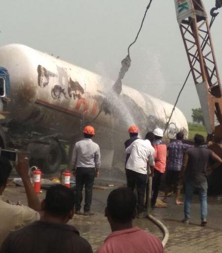 Gas tanker leak; Nagpur-Aurangabad highway has been opened after 40 hours | गॅस टँकर गळती; नागपूर-औरंगाबाद महामार्ग ४० तासांनंतर झाला मोकळा Gas tanker leak; Nagpur-Aurangabad highway has been opened after 40 hours | गॅस टँकर गळती; नागपूर-औरंगाबाद महामार्ग ४० तासांनंतर झाला मोकळा