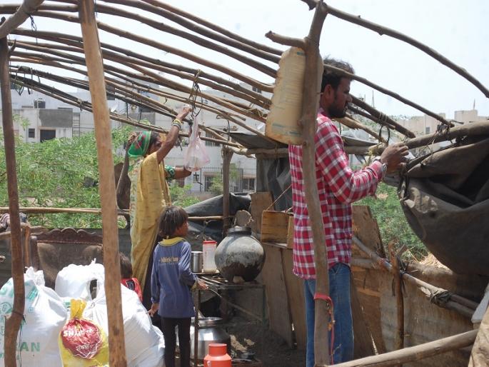 CIDCO took 35 encroachments in the metropolis of the wet city | सिडको वाळूज महानगरातील ३५ अतिक्रमणने काढली  CIDCO took 35 encroachments in the metropolis of the wet city | सिडको वाळूज महानगरातील ३५ अतिक्रमणने काढली