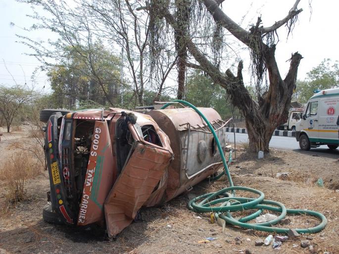 Water tanker near South City | साऊथसिटी जवळ पाण्याचा टँकर उलटला