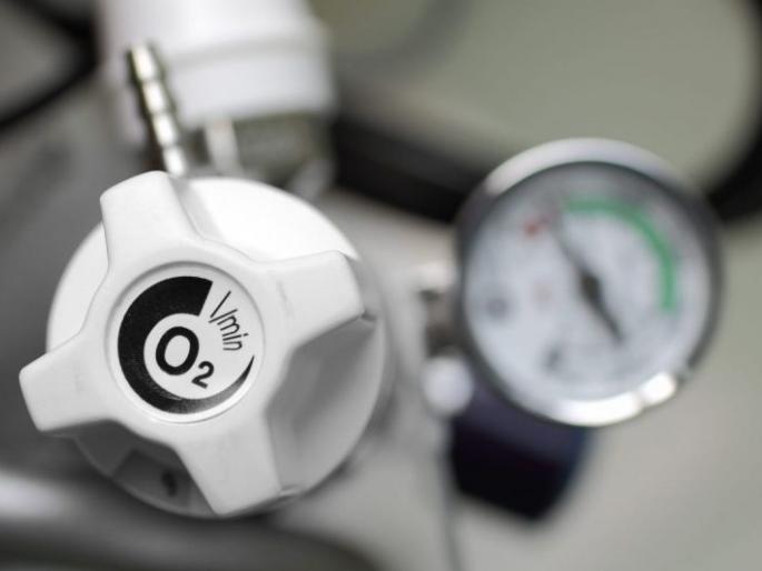 12 corona patients rescued at Nagpur Government Hospital; Oxygen pipeline ruptured | अनर्थ टळला; १२ कोरोना रुग्णांचे वाचविले प्राण; ऑक्सिजन पाईप लाईन फुटली 12 corona patients rescued at Nagpur Government Hospital; Oxygen pipeline ruptured | अनर्थ टळला; १२ कोरोना रुग्णांचे वाचविले प्राण; ऑक्सिजन पाईप लाईन फुटली