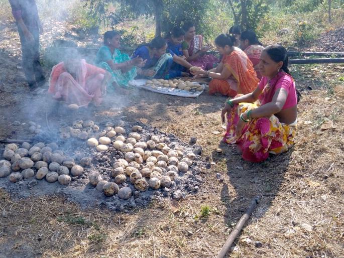 Hot puffs, legumes and tatter flavors; Organizing of pigeon peas during the month of Poush | गरमागरम पानगे, वांग्याची भाजी आणि घट्ट वरणाचा आस्वाद; पौष महिन्यानिमित्त वर्ध्यात वनभोजनाचे आयोजन Hot puffs, legumes and tatter flavors; Organizing of pigeon peas during the month of Poush | गरमागरम पानगे, वांग्याची भाजी आणि घट्ट वरणाचा आस्वाद; पौष महिन्यानिमित्त वर्ध्यात वनभोजनाचे आयोजन
