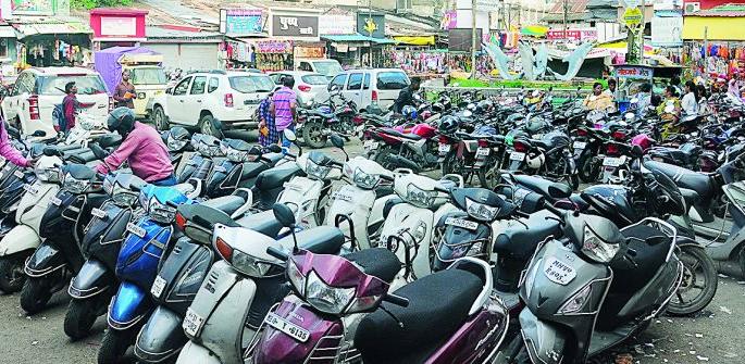 Threatening in the name of parking in Nagpur | नागपुरात पार्किंगच्या नावावर सुरू आहे भाईगिरी Threatening in the name of parking in Nagpur | नागपुरात पार्किंगच्या नावावर सुरू आहे भाईगिरी
