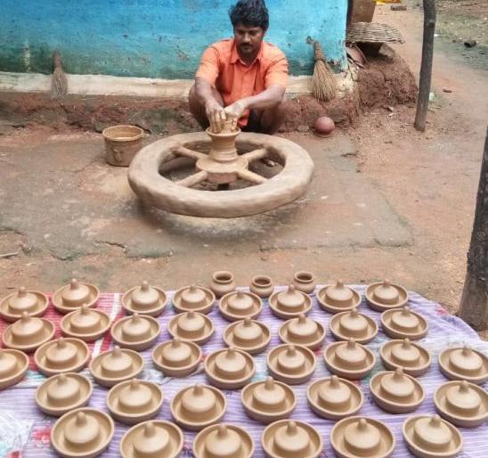 The old method of making toys in tribal areas still persisted in today | आदिवासी भागात मातीची खेळणी बनवण्याची जुनी पद्धत आजही कायम