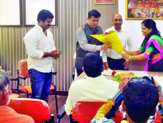 Ratnagiri: Empowered by MLAs, employees' slogan, Uday Samant aggressor | रत्नागिरी : आमदारांकडून अधिकाऱ्यांसह कर्मचाऱ्यांची खरडपट्टी, उदय सामंत आक्रमक Ratnagiri: Empowered by MLAs, employees' slogan, Uday Samant aggressor | रत्नागिरी : आमदारांकडून अधिकाऱ्यांसह कर्मचाऱ्यांची खरडपट्टी, उदय सामंत आक्रमक