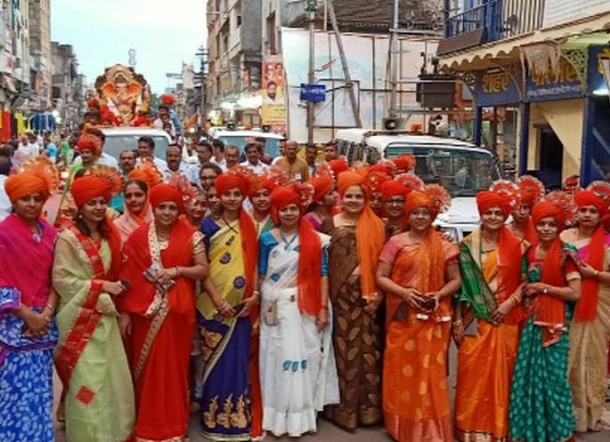 Arrival of 'Disruptor' in the guise of drummers | ढोलताशांच्या निनादात ‘विघ्नहर्त्या’चे आगमन