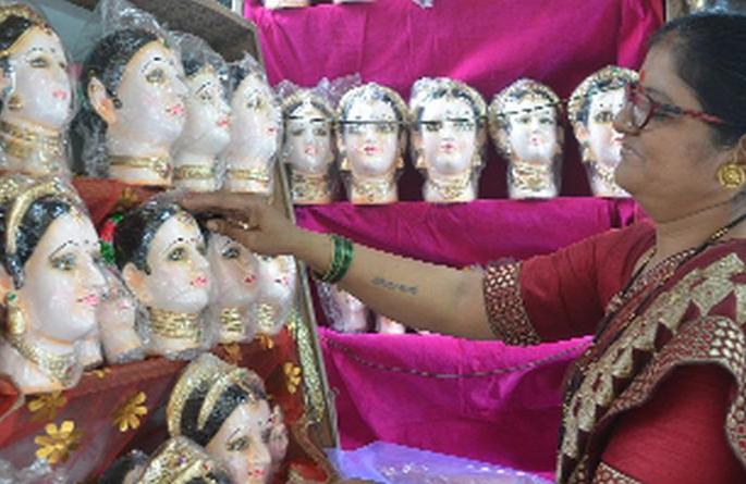 Gauri's eye-catching masks are on the market | गौरीची आकर्षक मुखवटे बाजारात दाखल Gauri's eye-catching masks are on the market | गौरीची आकर्षक मुखवटे बाजारात दाखल