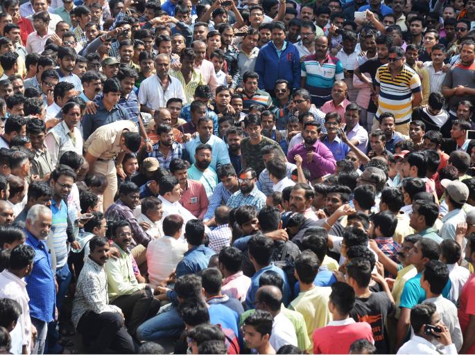 Massive rock carts in Kolhapur: Vehicle breach: Police lathamar: tear gas | कोल्हापुरात प्रचंड दगडफेक : वाहनांची तोडफोड : पोलिसांचा लाठीमार: अश्रुधुराचा वापर