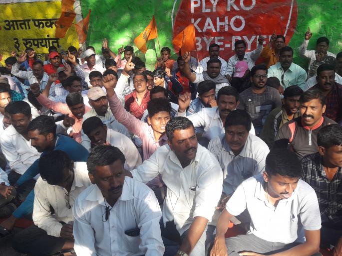 Fasting of contract staff against contractor | ठेकेदाराविरोधात कंत्राटी कर्मचाऱ्यांचे उपोषण Fasting of contract staff against contractor | ठेकेदाराविरोधात कंत्राटी कर्मचाऱ्यांचे उपोषण