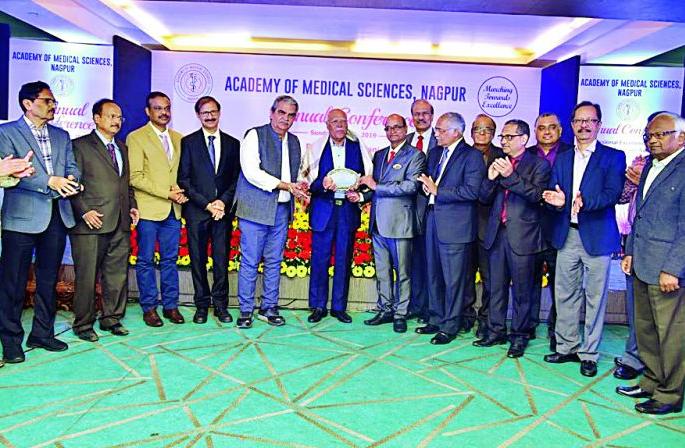 Only seven thousand mental patients are treated from four lakhs in the country | देशात चार लाखांमधून फक्त सात हजार मनोरुग्णांवरच उपचार होतो Only seven thousand mental patients are treated from four lakhs in the country | देशात चार लाखांमधून फक्त सात हजार मनोरुग्णांवरच उपचार होतो