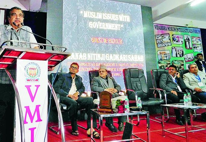 Government committed to the overall development of the Muslim community | मुस्लीम समाजाच्या सर्वांगीण विकासासाठी सरकार कटिबद्ध