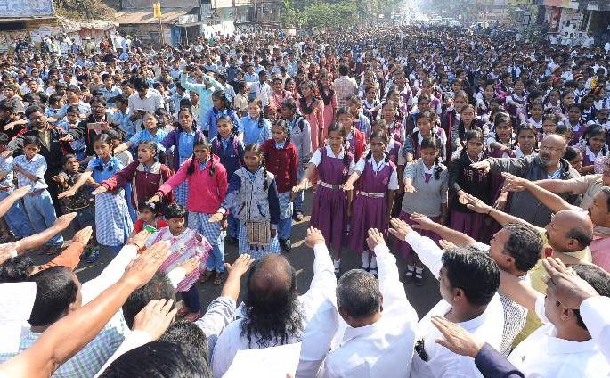 Kolhapur: More than ten thousand students took oath on teacher's road to save education | कोल्हापूर : शिक्षण वाचविण्यासाठी शिक्षक रस्त्यावर, दहा हजारांहून अधिक विद्यार्थ्यांनी घेतली शपथ Kolhapur: More than ten thousand students took oath on teacher's road to save education | कोल्हापूर : शिक्षण वाचविण्यासाठी शिक्षक रस्त्यावर, दहा हजारांहून अधिक विद्यार्थ्यांनी घेतली शपथ