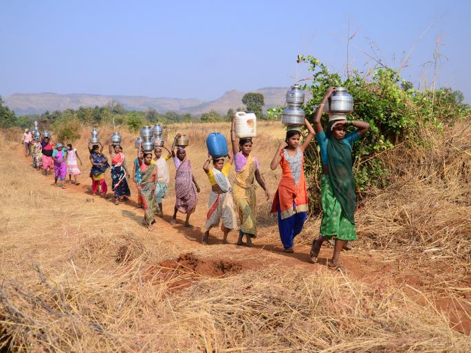 With over 75 million papers on water scarcity measures, due to timely and ignorance of Zilla Parishad with district administration; Wandering water for women | जिल्हा प्रशासनासह जिल्हा परिषदेच्या वेळकाढू व दुर्लक्षितपणामुळे पाणी टंचाईवरील उपाययोजनेचे साडेसात कोटी कागदावरच; महिलांची पाण्यासाठी भटकंती With over 75 million papers on water scarcity measures, due to timely and ignorance of Zilla Parishad with district administration; Wandering water for women | जिल्हा प्रशासनासह जिल्हा परिषदेच्या वेळकाढू व दुर्लक्षितपणामुळे पाणी टंचाईवरील उपाययोजनेचे साडेसात कोटी कागदावरच; महिलांची पाण्यासाठी भटकंती
