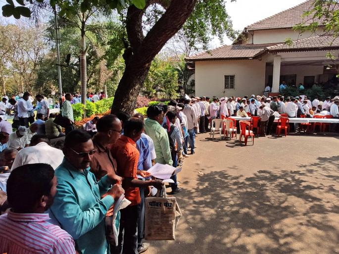 Ministers 'Democracy Day, more than 90 complaints filed in Citizens' Gardens | नागरिकांच्या गराड्यात मंत्र्यांचा लोकशाही दिन,९०० हून अधिक तक्रारी अर्ज दाखल Ministers 'Democracy Day, more than 90 complaints filed in Citizens' Gardens | नागरिकांच्या गराड्यात मंत्र्यांचा लोकशाही दिन,९०० हून अधिक तक्रारी अर्ज दाखल