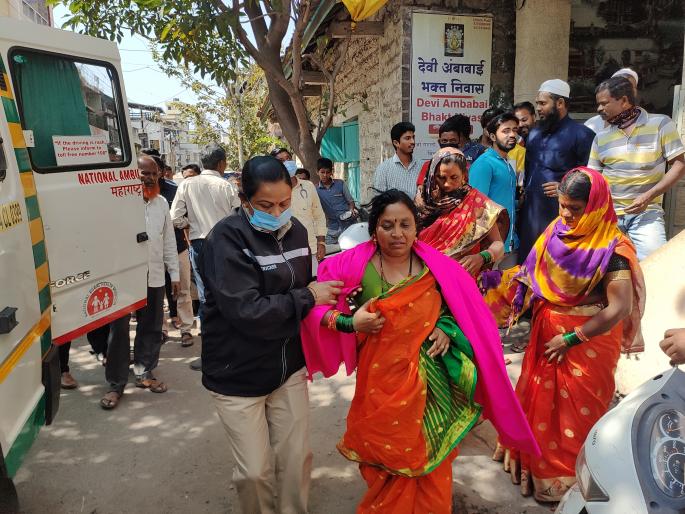 Robbed the dance group at Latur, Pobara with gold ornaments | देवीच्या जागरसाठी आणले अन् जेवणातून गुंगींचे औषध देऊन लुटले Robbed the dance group at Latur, Pobara with gold ornaments | देवीच्या जागरसाठी आणले अन् जेवणातून गुंगींचे औषध देऊन लुटले