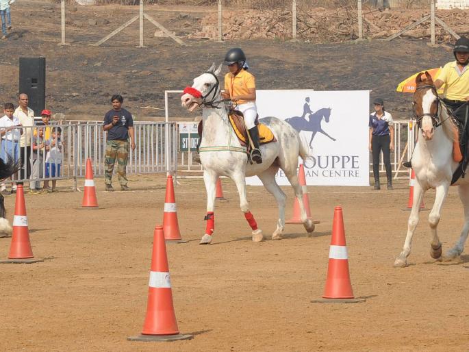 Kolhapur: Inauguration of 'Ghodeeswari' competition in Imperial stadium, institute memories celebrate with painting | कोल्हापूर : शाही थाटात ‘घोेडेस्वारी’ स्पर्धेची सुरुवात, संस्थानकालीन आठवणींना चित्रप्रदर्शनातून उजाळा Kolhapur: Inauguration of 'Ghodeeswari' competition in Imperial stadium, institute memories celebrate with painting | कोल्हापूर : शाही थाटात ‘घोेडेस्वारी’ स्पर्धेची सुरुवात, संस्थानकालीन आठवणींना चित्रप्रदर्शनातून उजाळा