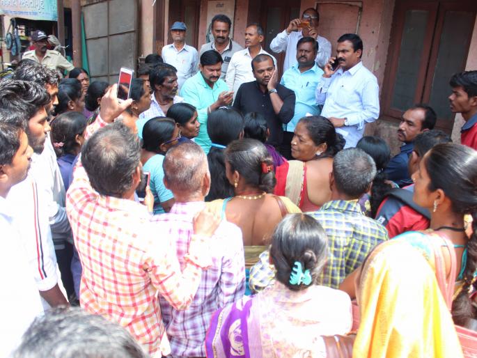 Bricks company officials bargained for no salary | पगार न मिळाल्याने ब्रिक्स कंपनीच्या अधिकाऱ्यांना घातले कोंडून Bricks company officials bargained for no salary | पगार न मिळाल्याने ब्रिक्स कंपनीच्या अधिकाऱ्यांना घातले कोंडून