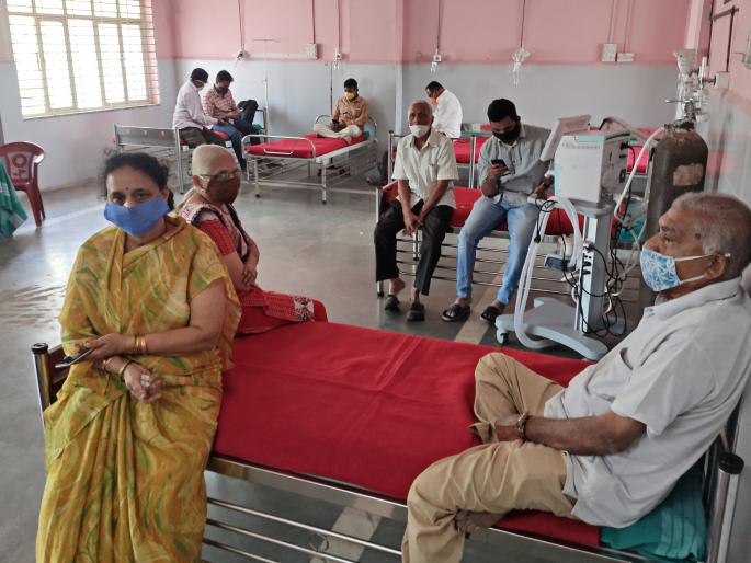 The seniors lined up and took the covid vaccine | ज्येष्ठांनी रांगेत उभे राहून घेतली कोविड लस The seniors lined up and took the covid vaccine | ज्येष्ठांनी रांगेत उभे राहून घेतली कोविड लस