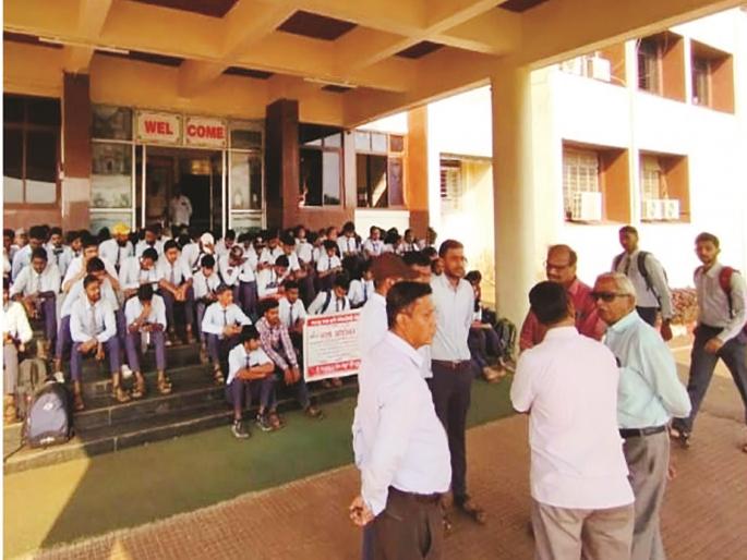 The students of the Agricultural University retained the staff, protesting for the last 38 days against the change in the curriculum | कृषी विद्यापीठातील आंदोलक विद्यार्थी आक्रमक, कर्मचाऱ्यांना कार्यालयात जाण्यापासून रोखले; गेल्या ३८ दिवसापासून आंदोलन सुरुच The students of the Agricultural University retained the staff, protesting for the last 38 days against the change in the curriculum | कृषी विद्यापीठातील आंदोलक विद्यार्थी आक्रमक, कर्मचाऱ्यांना कार्यालयात जाण्यापासून रोखले; गेल्या ३८ दिवसापासून आंदोलन सुरुच