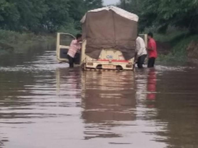 Ponds on Shindkheda-Varul Ghusre road | शिंदखेडा-वरुळ घुसरे रस्त्यावर साचले तळे Ponds on Shindkheda-Varul Ghusre road | शिंदखेडा-वरुळ घुसरे रस्त्यावर साचले तळे