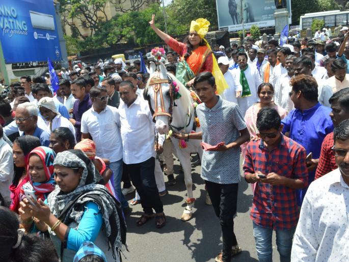 Aruna Mali's nomination from the horse comes to the nomination papers | घोड्यावरून येऊन अरुणा माळी यांचा उमेदवारी अर्ज दाखल Aruna Mali's nomination from the horse comes to the nomination papers | घोड्यावरून येऊन अरुणा माळी यांचा उमेदवारी अर्ज दाखल