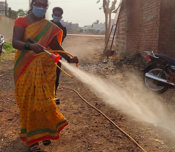 corona in kolhapur - Municipal corporation sprayed its own medicine | corona in kolhapur -नगरसेविकेने केली स्वत: औषध फवारणी corona in kolhapur - Municipal corporation sprayed its own medicine | corona in kolhapur -नगरसेविकेने केली स्वत: औषध फवारणी