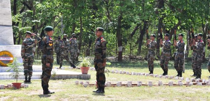 Salute to the accomplishments of the Corona Warriors; The Indian Air Force filled Josh from the band | कोरोना वॉरियर्सच्या कर्तृत्वाला सलाम; इंडियन एअरफोर्सने बॅन्डमधून भरला जोश