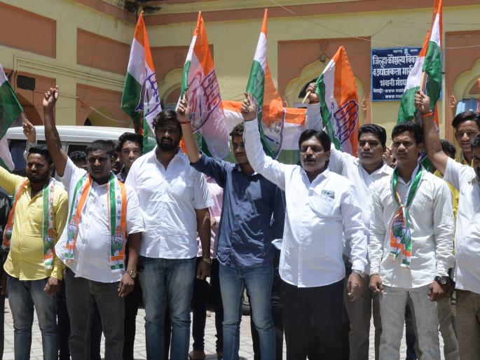 Kolhapur: Annasaheb Patil Mahamandal should give loan from self funding, Congress move to demand | कोल्हापूर : अण्णासाहेब पाटील महामंडळाने स्वनिधीतून कर्ज द्यावे, मागणीसाठी काँग्रेसचे आंदोलन Kolhapur: Annasaheb Patil Mahamandal should give loan from self funding, Congress move to demand | कोल्हापूर : अण्णासाहेब पाटील महामंडळाने स्वनिधीतून कर्ज द्यावे, मागणीसाठी काँग्रेसचे आंदोलन