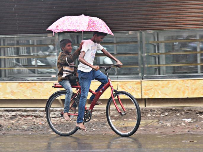 Rain with cloudy weather, hail in cold weather due to cold winds | ढगाळ वातावरणासह पाऊस, थंड वाऱ्यांमुळे वातावरणात गारठा Rain with cloudy weather, hail in cold weather due to cold winds | ढगाळ वातावरणासह पाऊस, थंड वाऱ्यांमुळे वातावरणात गारठा