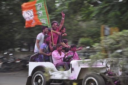 ... and in the same place, the place of amusement has changed, the BJP is shocked at the shock | Sangli Election (15860) ...अन् क्षणात जल्लोषाच्या जागा बदलल्या-आघाडीकडे सन्नाटा : कोमेजलेल्या भाजप कार्यालयात जल्लोष फुलला ... and in the same place, the place of amusement has changed, the BJP is shocked at the shock | Sangli Election (15860) ...अन् क्षणात जल्लोषाच्या जागा बदलल्या-आघाडीकडे सन्नाटा : कोमेजलेल्या भाजप कार्यालयात जल्लोष फुलला