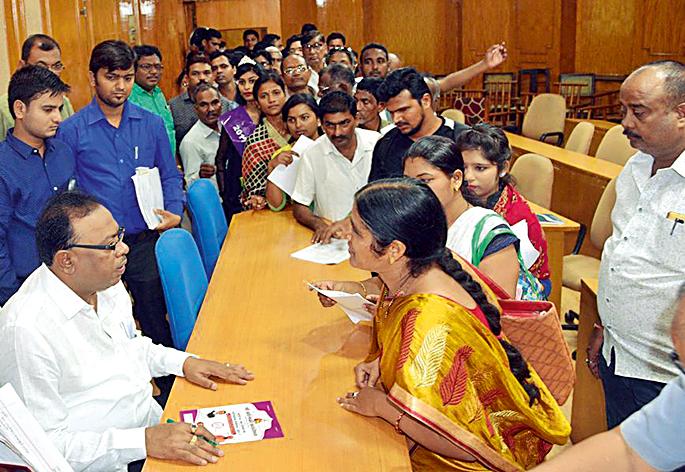 250 citizen residents in front of Guardian Minister | पालकमंत्र्यांसमोर २५० नागरिकांनी मांडली गाºहाणी 250 citizen residents in front of Guardian Minister | पालकमंत्र्यांसमोर २५० नागरिकांनी मांडली गाºहाणी