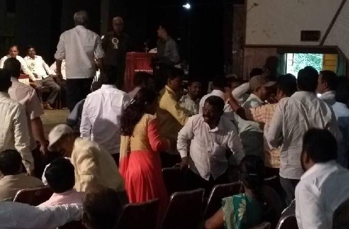 Dismissed membership in the meeting of Agriculture employees Credit Society at Kolhapur | सभासदत्व रद्दवरून कोल्हापूरात कृषी कर्मचारी पतसंस्थेच्या सभेत गोंधळ Dismissed membership in the meeting of Agriculture employees Credit Society at Kolhapur | सभासदत्व रद्दवरून कोल्हापूरात कृषी कर्मचारी पतसंस्थेच्या सभेत गोंधळ