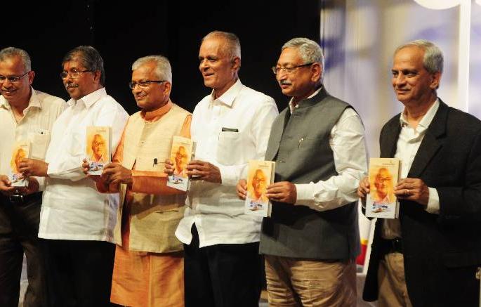 Vasantrao Ghatge's name should be a skill school: Shan B. Mujumdar | वसंतराव घाटगे यांच्या नावाने कौशल्य विद्यापीठ व्हावे : शां. ब. मुजुमदार Vasantrao Ghatge's name should be a skill school: Shan B. Mujumdar | वसंतराव घाटगे यांच्या नावाने कौशल्य विद्यापीठ व्हावे : शां. ब. मुजुमदार