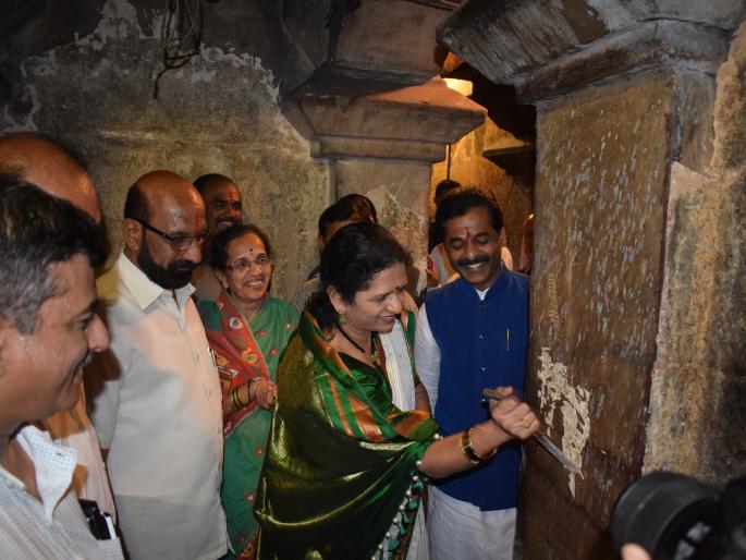 Kolhapur: The opening of the original beauty and paintings of the maternal temple opens | कोल्हापूर : खुलणार मातृलिंग मंदिराचे मूळ सौंदर्य, रंगकाम काढण्यास सुरुवात Kolhapur: The opening of the original beauty and paintings of the maternal temple opens | कोल्हापूर : खुलणार मातृलिंग मंदिराचे मूळ सौंदर्य, रंगकाम काढण्यास सुरुवात