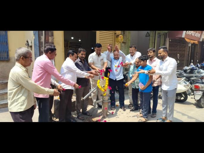 Tributes paid to Hatapampa in Solapur; Unique movement of Thackeray Sena | सोलापुरात हातपंपाला वाहिली श्रध्दांजली; ठाकरे सेनेचे अनोखे आंदोलन Tributes paid to Hatapampa in Solapur; Unique movement of Thackeray Sena | सोलापुरात हातपंपाला वाहिली श्रध्दांजली; ठाकरे सेनेचे अनोखे आंदोलन