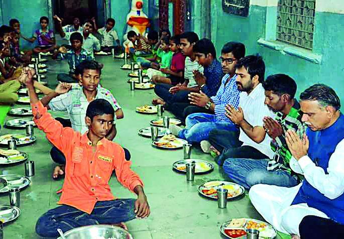 The temple that taught the sacrament is finally locked up | संस्कार शिकविणारे मंदिर अखेर कुलूपबंद The temple that taught the sacrament is finally locked up | संस्कार शिकविणारे मंदिर अखेर कुलूपबंद