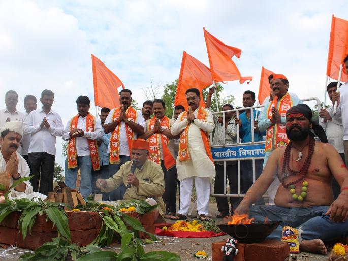 Kolhapur: If the leaders do not stop joking about the airport then show a smile, Sivasena's hint | कोल्हापूर : विमानतळाबाबत नेत्यांनी थट्टा न थांबविल्यास हिसका दाखवू, शिवेसेनेचा इशारा Kolhapur: If the leaders do not stop joking about the airport then show a smile, Sivasena's hint | कोल्हापूर : विमानतळाबाबत नेत्यांनी थट्टा न थांबविल्यास हिसका दाखवू, शिवेसेनेचा इशारा