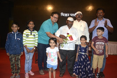 The chiller party showcased humanity | चिल्लर पार्टीच्या कार्यक्रमात माणुसकी भारावली, धनाजी जगदाळे यांचा सत्कार The chiller party showcased humanity | चिल्लर पार्टीच्या कार्यक्रमात माणुसकी भारावली, धनाजी जगदाळे यांचा सत्कार