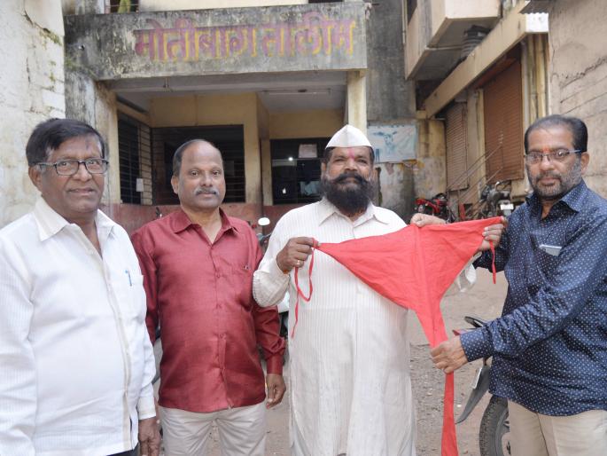 Karnataka protest against allotment of sari in Kolhapur | कोल्हापुरात लंगोट वाटप करून पुण्यातील साडी वाटपाचा निषेध Karnataka protest against allotment of sari in Kolhapur | कोल्हापुरात लंगोट वाटप करून पुण्यातील साडी वाटपाचा निषेध