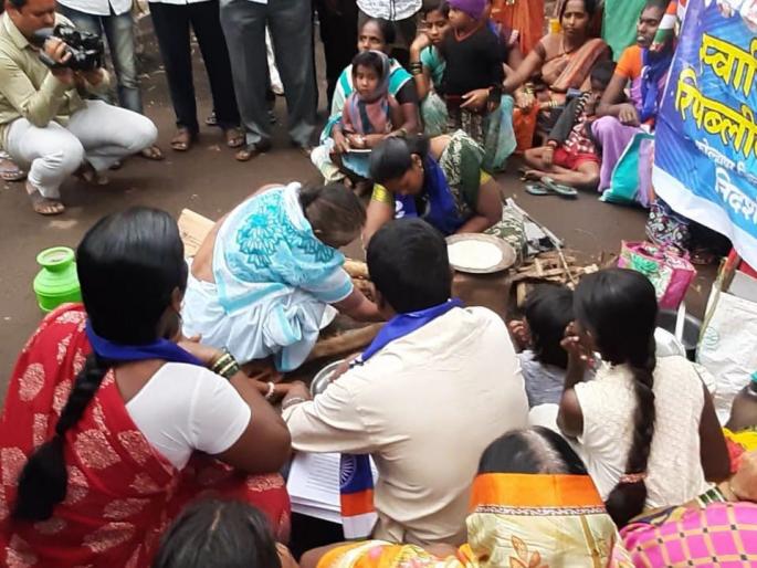 The fire broke out at the office of the Collector | जिल्हाधिकारी कार्यालयाच्या दारातच पेटवली चूल The fire broke out at the office of the Collector | जिल्हाधिकारी कार्यालयाच्या दारातच पेटवली चूल