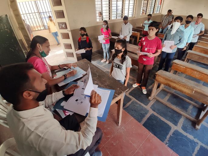 The college campus blossomed with the eleventh admission process, enthusiasm among the students | अकरावीच्या प्रवेश प्रक्रियेने कॉलेज कॅम्पस फुलला, विद्यार्थ्यांमध्ये उत्साह The college campus blossomed with the eleventh admission process, enthusiasm among the students | अकरावीच्या प्रवेश प्रक्रियेने कॉलेज कॅम्पस फुलला, विद्यार्थ्यांमध्ये उत्साह