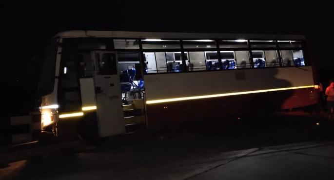 A State Transport Corporation bus survives falling off a bridge into a river; 55 passengers safe | राज्य परिवहन महामंडळाची बस पुलावरुन नदीत पडता पडता वाचली; ५५  प्रवासी सुरक्षित