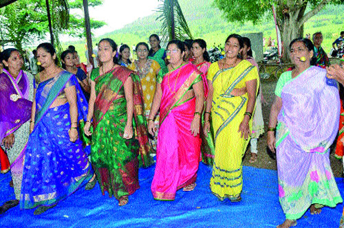 Veteran people forget 'consciousness' from childhood | देहभान विसरुन ज्येष्ठांनी अनुभवले ‘रम्य ते बालपण’ Veteran people forget 'consciousness' from childhood | देहभान विसरुन ज्येष्ठांनी अनुभवले ‘रम्य ते बालपण’