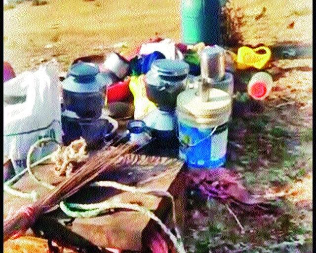 25 tribal families committed to encroachment | २५ आदिवासी कुटुंबांची अतिक्र मणे केली उद्ध्वस्त