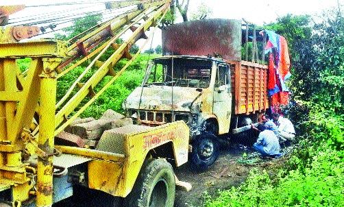 Vehicle damage due to car accident | गाडी पेटल्यामुळे गाडीचे नुकसान Vehicle damage due to car accident | गाडी पेटल्यामुळे गाडीचे नुकसान