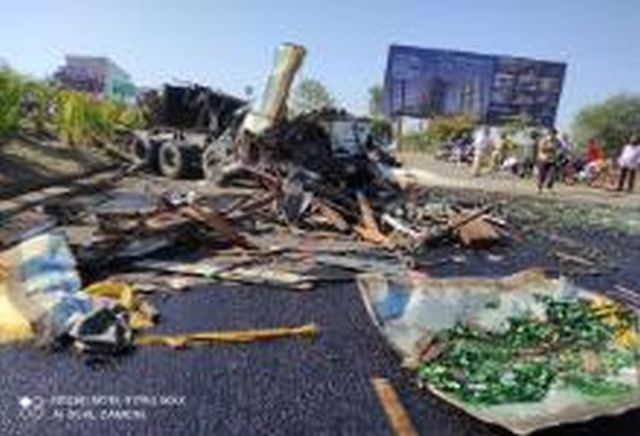 Three killed in road mishap near Wadiwar | वाडीवऱ्हेनजीक भीषण अपघातात तीन ठार Three killed in road mishap near Wadiwar | वाडीवऱ्हेनजीक भीषण अपघातात तीन ठार
