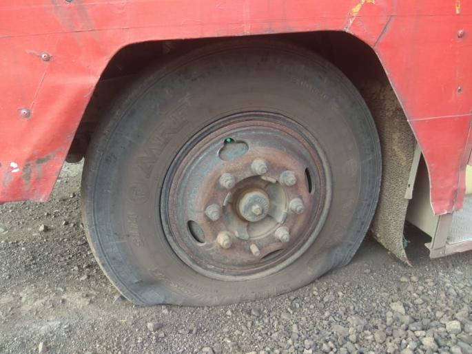 Three tires of the bus brusted: 15 passengers escaped | भरधाव बसचे तीन टायर फुटले : १५ प्रवाशी बचावले Three tires of the bus brusted: 15 passengers escaped | भरधाव बसचे तीन टायर फुटले : १५ प्रवाशी बचावले